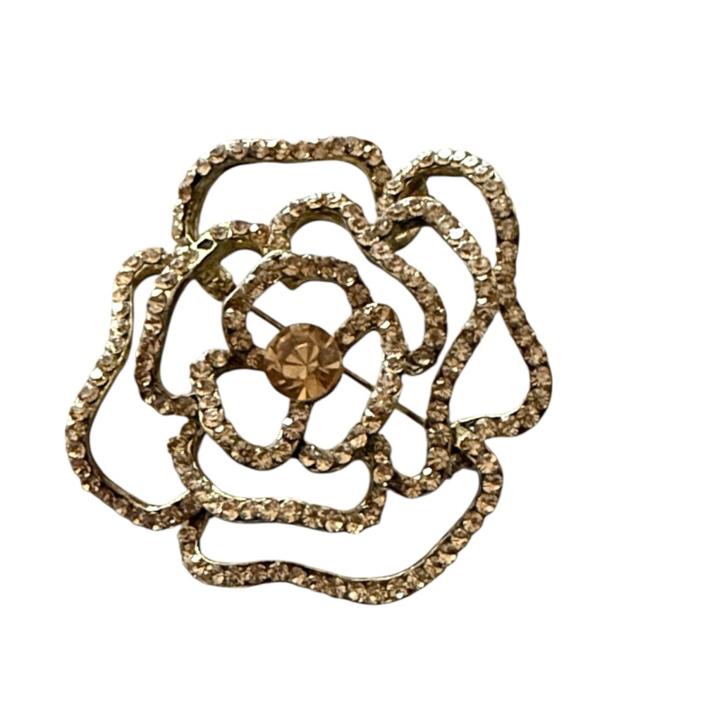 Elegant Gold Floral Brooch